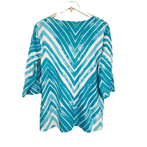 Onque Casual Turquoise Blue And White Print Top Womens Size 1X V Neckline - Picture 6 of 6